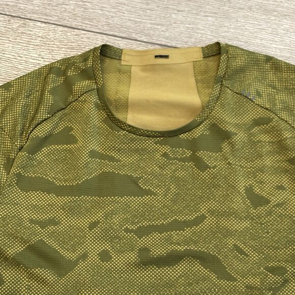 Lululemon Shirt Fast Free Short Sleeve Mens Small Camo Running Light Mesh Green - Picture 3 of 7